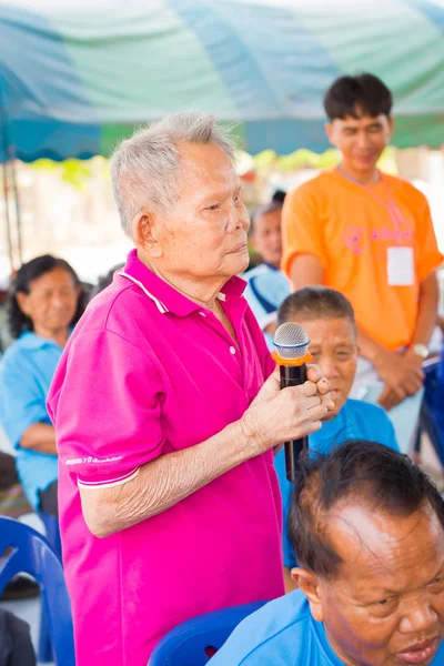 Chiang Rai, Tayland - 20 Şubat: cüzzam pembe gömlek ile acı kimliği belirsiz erkek konuşabilmesinin Hıristiyan Kampı'nda 20 Şubat 2016 üzerinde Chiang rai, Tayland. — Stok fotoğraf