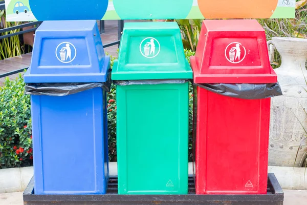 CHIANG RAI, TAILANDIA - 20 DE FEBRERO: tres contenedores de reciclaje para diferentes tipos de basura el 20 de febrero de 2016 en Chiang rai, Tailandia . —  Fotos de Stock