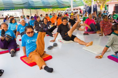 Chiang Rai, Tayland - 20 Şubat: Chiang rai, Tayland 20 Şubat 2016 üzerinde dans etkinlik egzersiz kimliği belirsiz insanlar katılmak.