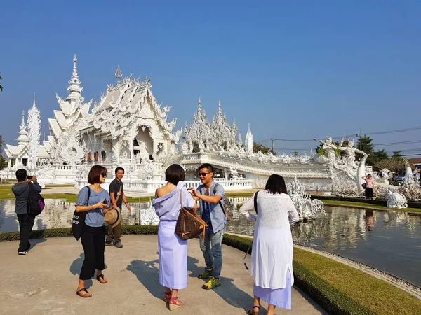 Chiang Rai, Thailand - 1 maart: Unidentified toeristen nemen foto of selfie Wat Rong Khun Tempel op 1 maart 2017 in Chiang rai, Thailand — Stockfoto