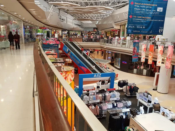 CHIANG RAI, THAÏLANDE - 2 FÉVRIER : Vue intérieure du grand magasin avec allée à Central Plaza le 2 février 2017 à Chiang rai, Thaïlande . — Photo