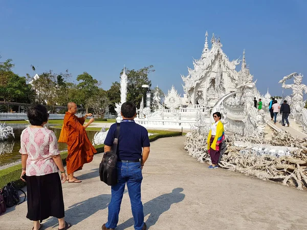 CHIANG RAI, THAÏLANDE - 1er MARS : Un moine non identifié prend une photo ou selfie le temple Wat Rong Khun le 1er mars 2017 à Chiang rai, Thaïlande — Photo