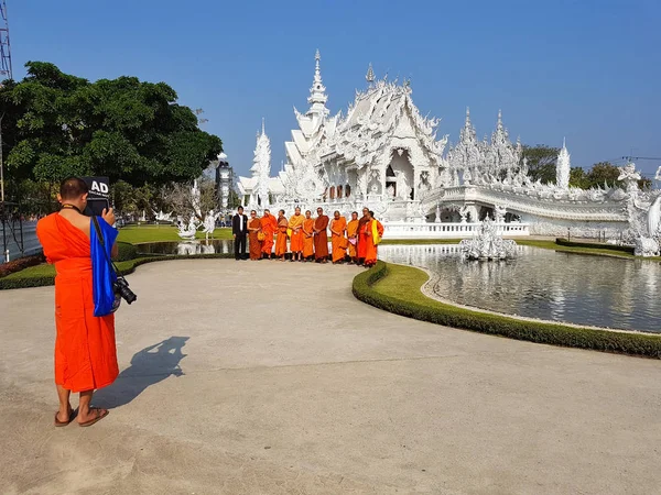 Chiang Rai, Tayland - 1 Mart: Chiang rai, Tayland 1 Mart 2017 üzerinde fotoğraf veya selfie Wat Rong Khun Tapınağı alarak tanımlanamayan keşiş — Stok fotoğraf