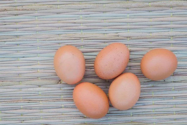 Close up van vijf eieren op Thaise traditionele mat voor koken, met copyspace — Stockfoto