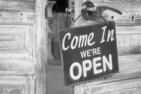 Entra Estamos abiertos en la puerta de madera abierta, Blanco y Negro Foto . —  Fotos de Stock