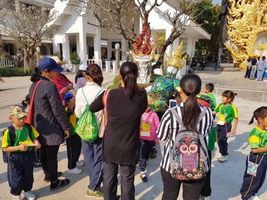 Chiang Rai, Tayland - 1 Mart: Tanımlanamayan turist Wat Rong Khun Tapınağı 1 Mart 2017 üzerinde Chiang rai, Tayland ziyaret
