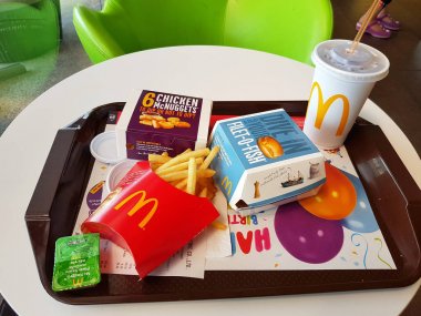 Chiang Rai, Tayland - 1 Mart: Burger, patates kızartması, meşrubat ve nuggets Mcdonald's restoranda masada 1 Mart 2017 üzerinde Chiang rai, Tayland balık