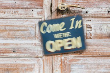 bulanık veya sallayarak işareti gel de biz mi açık ahşap kapı. fotoğrafın merkezi. Vintage retro tarzı.