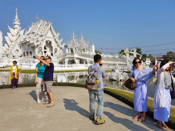 Chiang Rai, Thailand - 1 maart: Unidentified toeristen nemen foto of selfie Wat Rong Khun Tempel op 1 maart 2017 in Chiang rai, Thailand — Stockfoto