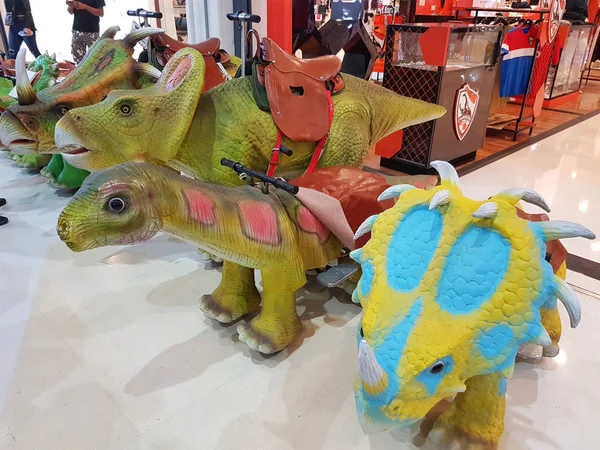 Чіанг Рай, Таїланд - 1 березня: іграшка динозавр для верхової їзди в центральній площі універмаг 1 березня 2017 в Чіанг Рай, Таїланд — стокове фото