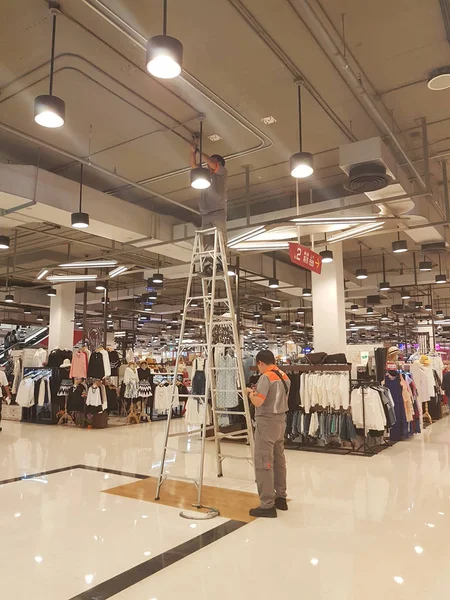 CHIANG RAI, THAILAND - MARCH 1: Pekerja tak dikenal mengganti bola lampu di Central Plaza department store pada 1 Maret 2017 di Chiang rai, Thailand — Stok Foto