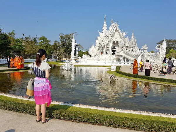 CHIANG RAI, THAILANDIA - 1 MARZO: Turisti non identificati visitano il tempio di Wat Rong Khun il 1 marzo 2017 a Chiang rai, Thailandia — Foto Stock