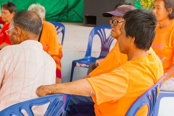 Chiang Rai, Tayland - 19 Şubat: tanımlanamayan insanların Hıristiyan kampı Chiang rai, Tayland 19 Şubat 2016 üzerinde oturan cüzzam acı. — Stok fotoğraf
