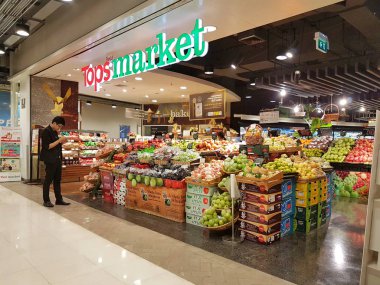 Chiang Rai, Tayland - 1 Mart: merkez Plaza mağazası süpermarkette raf 1 Mart 2017 üzerinde Chiang rai, Tayland satılan çeşitli meyve