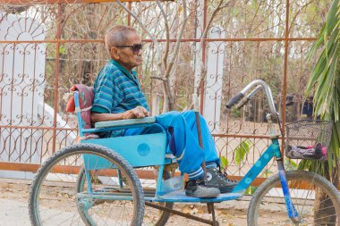 Chiang Rai, Tayland - 19 Şubat: Kimliği belirsiz Asyalı adam suff