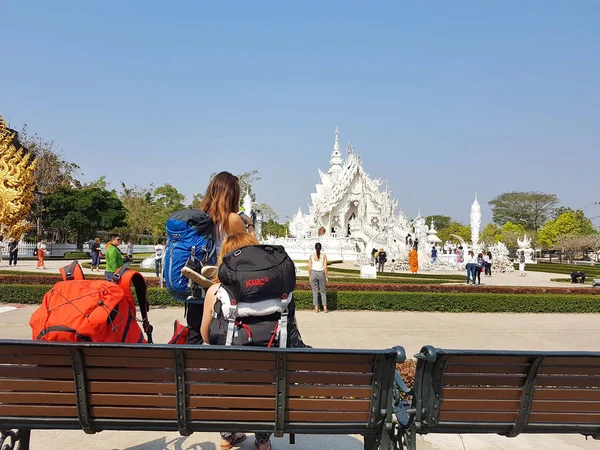 Chiang Rai, Tayland - 1 Mart: Tanımlanamayan beyaz turist Wat Rong Khun Tapınağı 1 Mart 2017 üzerinde Chiang rai, Tayland ziyaret — Stok fotoğraf