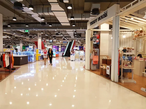 CHIANG RAI, TAILANDIA - 2 DE FEBRERO: Vista interior de los grandes almacenes con pasillo en Central Plaza el 2 de febrero de 2017 en Chiang rai, Tailandia . —  Fotos de Stock