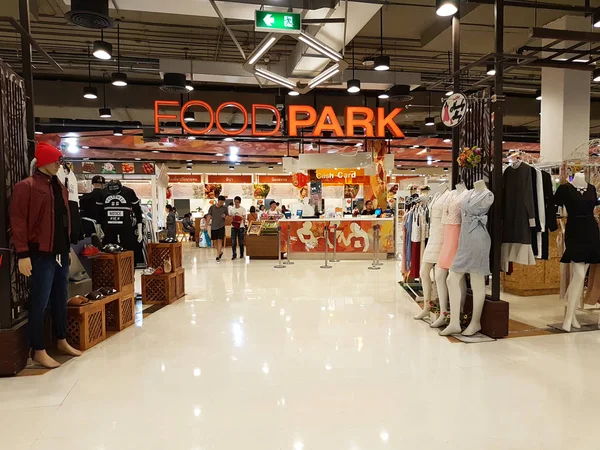 CHIANG RAI, TAILANDIA - 2 DE FEBRERO: Vista interior de los grandes almacenes con zona de alimentación en Central Plaza el 2 de febrero de 2017 en Chiang rai, Tailandia . — Foto de Stock