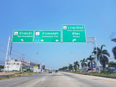 Kamphaeng Phet, Tayland - 31 Mart: yönlü trafik işaretleri Phichit ve Ban Pang dünyaca üzerinde 31 Mart 2017 yılında Kamphaeng Phet, Tayland.
