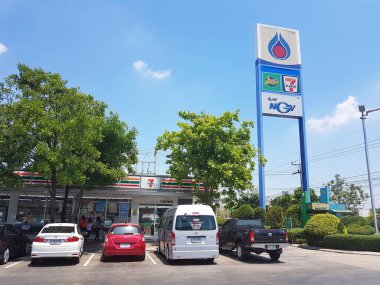 Nakhon Sawan, Tayland - 31 Mart: Bas-konuþ benzin istasyonu işareti ile 7-Eleven içinde mavi gökyüzü artalan üzerinde 31 Mart 2017 yılında Nakhon Sawan, Thailand.