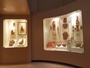 Kamphaeng Phet, Tayland - 31 Mart: Pişmiş toprak kuğu Kamphaeng Phet Ulusal Müzesi üzerinde 31 Mart 2017 yılında Kamphaeng Phet, Tayland.