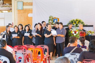 Chiang Rai, Tayland - 19 Nisan: kimliği belirsiz Asyalı insanlar Tay geleneksel Hıristiyan cenaze 19 Nisan 2017 üzerinde Chiang rai, Tayland şarkı..
