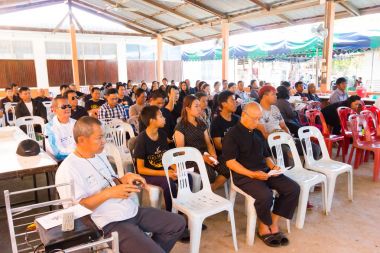 Chiang Rai, Tayland - 19 Nisan: kimliği belirsiz Asyalı insanlar katılan Tay geleneksel Hıristiyan cenaze üzerinde 19 Nisan 2017 yılında Chiang rai, Tayland.
