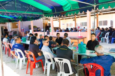 Chiang Rai, Tayland - 19 Nisan: kimliği belirsiz Asyalı insanlar katılan Tay geleneksel Hıristiyan cenaze üzerinde 19 Nisan 2017 yılında Chiang rai, Tayland.