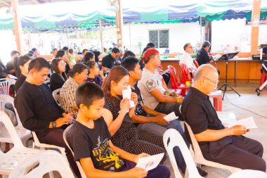 Chiang Rai, Tayland - 19 Nisan: kimliği belirsiz Asyalı insanlar katılan Tay geleneksel Hıristiyan cenaze üzerinde 19 Nisan 2017 yılında Chiang rai, Tayland.