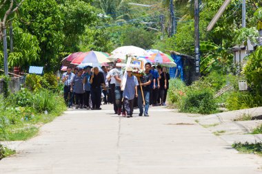 Chiang Rai, Tayland - 19 Nisan: Protestan Hıristiyan kimliği belirsiz Asyalı insanlar mezarlığa 19 Nisan 2017 üzerinde yürüme Chiang rai, Tayland.