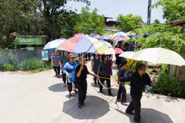Chiang Rai, Tayland - 19 Nisan: Protestan Hıristiyan kimliği belirsiz Asyalı insanlar mezarlığa 19 Nisan 2017 üzerinde yürüme Chiang rai, Tayland.
