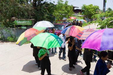 Chiang Rai, Tayland - 19 Nisan: Protestan Hıristiyan kimliği belirsiz Asyalı insanlar mezarlığa 19 Nisan 2017 üzerinde yürüme Chiang rai, Tayland.
