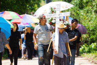 Chiang Rai, Tayland - 19 Nisan: Protestan Hıristiyan kimliği belirsiz Asyalı insanlar mezarlığa 19 Nisan 2017 üzerinde yürüme Chiang rai, Tayland.