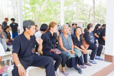Chiang Rai, Tayland - 19 Nisan: kimliği belirsiz Asyalı insanlar katılan Tay geleneksel Hıristiyan cenaze töreninde mezarlık üzerinde 19 Nisan 2017 yılında Chiang rai, Tayland.