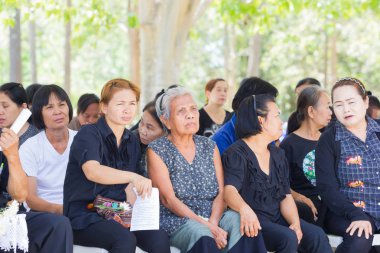 Chiang Rai, Tayland - 19 Nisan: kimliği belirsiz Asyalı insanlar katılan Tay geleneksel Hıristiyan cenaze töreninde mezarlık üzerinde 19 Nisan 2017 yılında Chiang rai, Tayland.