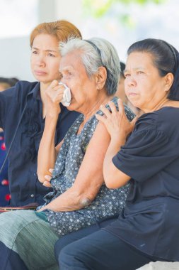 Chiang Rai, Tayland - 19 Nisan: kimliği belirsiz Asyalı yaşlı Tay geleneksel Hıristiyan cenaze 19 Nisan 2017 üzerinde Chiang rai, Tayland ağlayan kadın.