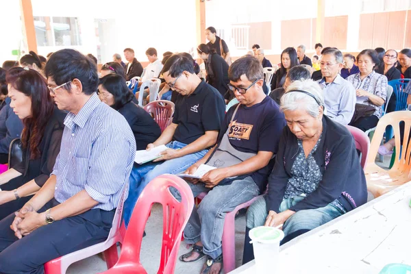 CHIANG RAI, TAILANDIA - 19 DE ABRIL: personas asiáticas no identificadas que participan en un funeral cristiano tradicional tailandés el 19 de abril de 2017 en Chiang rai, Tailandia . — Foto de Stock