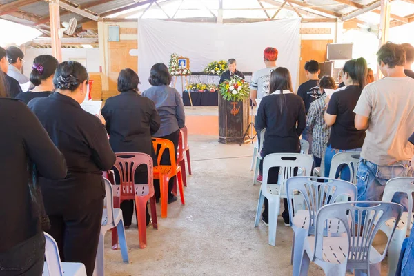 CHIANG RAI, TAILANDIA - 19 DE ABRIL: personas asiáticas no identificadas que participan en un funeral cristiano tradicional tailandés el 19 de abril de 2017 en Chiang rai, Tailandia . — Foto de Stock