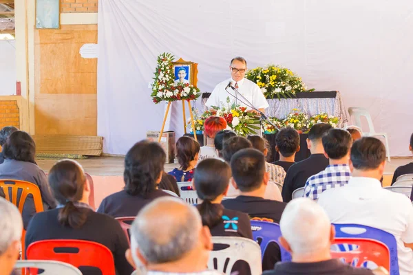 CHIANG RAI, THAÏLANDE - 19 AVRIL : pasteur asiatique non identifié prêchant devant des personnes lors de funérailles chrétiennes le 19 avril 2017 dans la région de Chiang, Thaïlande . — Photo