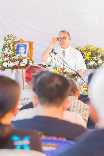 CHIANG RAI, TAILANDIA - 19 DE ABRIL: pastor asiático no identificado predicando frente a la gente en un funeral cristiano el 19 de abril de 2017 en Chiang rai, Tailandia . — Foto de Stock