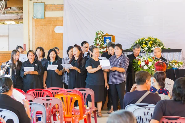 CHIANG RAI, THAILAND - ABRIL 19: asiáticos não identificados cantando no tradicional funeral cristão tailandês em 19 de abril de 2017 em Chiang rai, Tailândia . — Fotografia de Stock