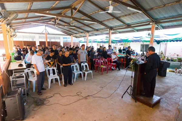 Chiang Rai, Tayland - 19 Nisan: kimliği belirsiz Asyalı insanlar katılan Tay geleneksel Hıristiyan cenaze üzerinde 19 Nisan 2017 yılında Chiang rai, Tayland. — Stok fotoğraf