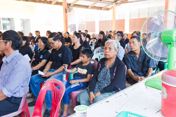 Chiang Rai, Tayland - 19 Nisan: kimliği belirsiz Asyalı insanlar katılan Tay geleneksel Hıristiyan cenaze üzerinde 19 Nisan 2017 yılında Chiang rai, Tayland. — Stok fotoğraf