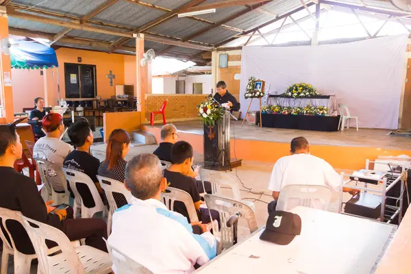 Chiang Rai, Tayland - 19 Nisan: kimliği belirsiz Asyalı insanlar katılan Tay geleneksel Hıristiyan cenaze üzerinde 19 Nisan 2017 yılında Chiang rai, Tayland. — Stok fotoğraf