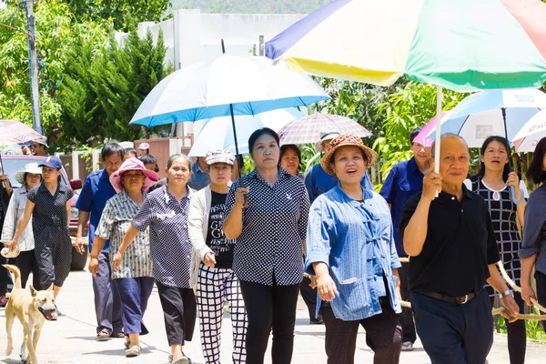 Chiang rai, thailand - 19. April 2017: Unbekannte asiatische protestantische Christen gehen am 19. April 2017 in chiang rai, thailand zum Friedhof. — Stockfoto