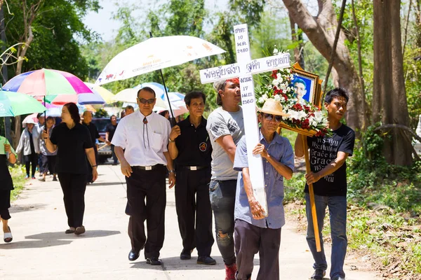 CHIANG RAI, THAILAND - ABRIL 19: asiático não identificado povo cristão protestante caminhando para o cemitério em abril 19, 2017 em Chiang rai, Tailândia . — Fotografia de Stock