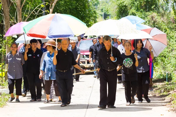 ЧАЙАНГ-РАЙ, ТАЙЛАНД - 19 апреля 2017 года неизвестные азиаты-протестанты, идущие на кладбище 19 апреля 2017 года в Чианграе, Таиланд . — стоковое фото