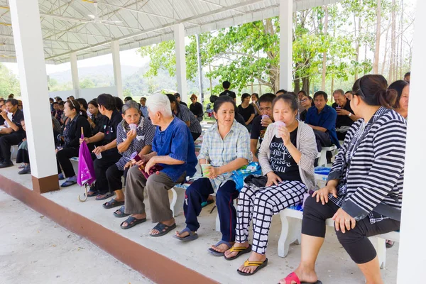 CHIANG RAI, TAILANDIA - 19 DE ABRIL: personas asiáticas no identificadas que participan en un funeral cristiano tradicional tailandés en el cementerio el 19 de abril de 2017 en Chiang rai, Tailandia . — Foto de Stock