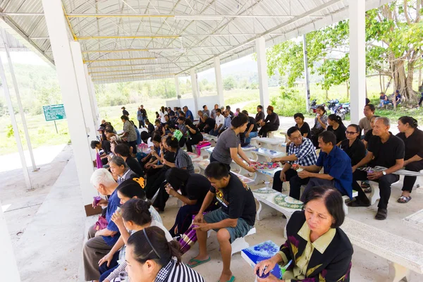Chiang Rai, Tayland - 19 Nisan: kimliği belirsiz Asyalı insanlar katılan Tay geleneksel Hıristiyan cenaze töreninde mezarlık üzerinde 19 Nisan 2017 yılında Chiang rai, Tayland. — Stok fotoğraf