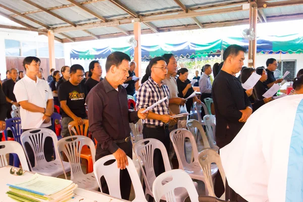 Chiang Rai, Tayland - 19 Nisan: kimliği belirsiz Asyalı insanlar katılan Tay geleneksel Hıristiyan cenaze üzerinde 19 Nisan 2017 yılında Chiang rai, Tayland. — Stok fotoğraf